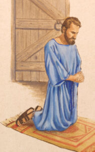 مردی در را بسته است و در نهان زانو زده،‏ دعا می‌كند