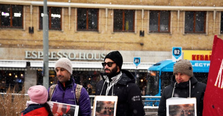 در روز شنبه سوم ژانویه ۲۰۲۶ ، در شهر گوتنبرگ\ سوئد. در حمایت و همبستگی با صدای انقلاب و قیام مردم ایران علیه فقر، فساد و بیداد. علیه کلیت رژیم جنایتکار و فاشیست جمهوری اسلامی ایران.