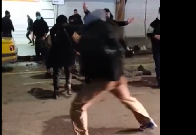 دفاع مشروع در برابر سرکوب؛ خلع سلاح و ضرب‌وشتم یک مزدور بسیجی در همدان