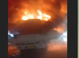 تصاویری دیگر از نورانی کردن ون‌ سرکوبگران توسط آزادی‌خواهان ایلام